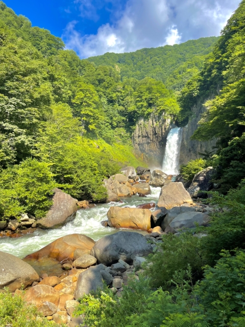 新潟県妙高市「苗名滝」を空撮